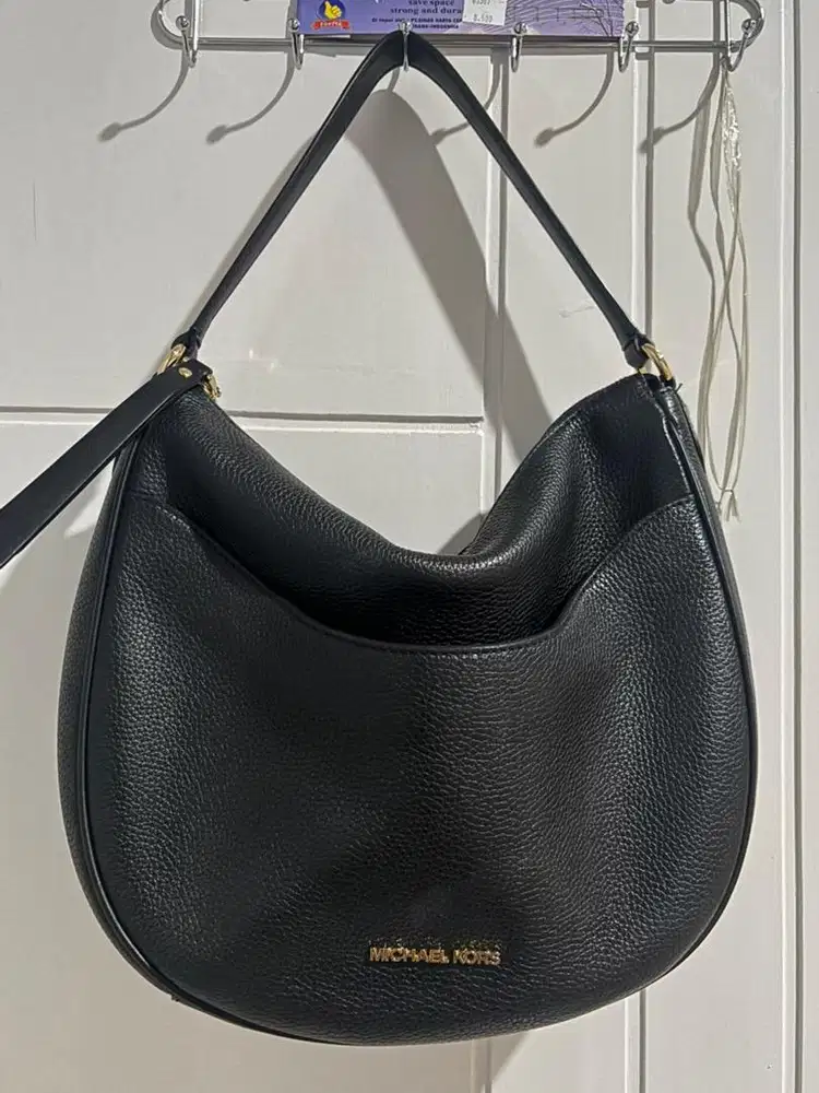 Michael kors kulit hitam