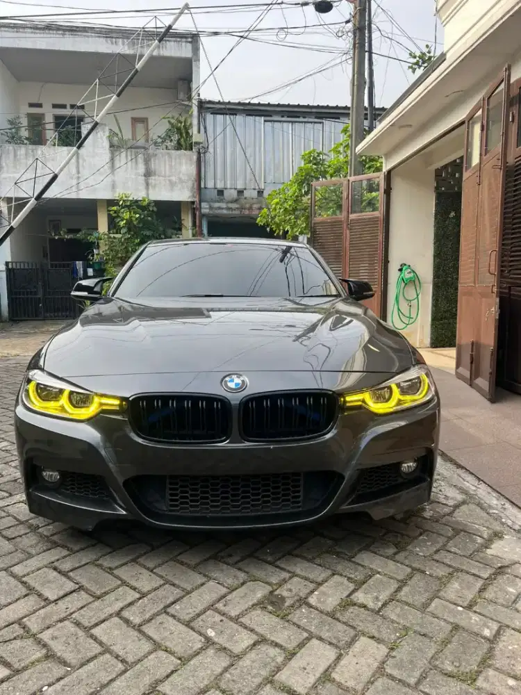 Mobil Sedan BMW 330i 2000 CC