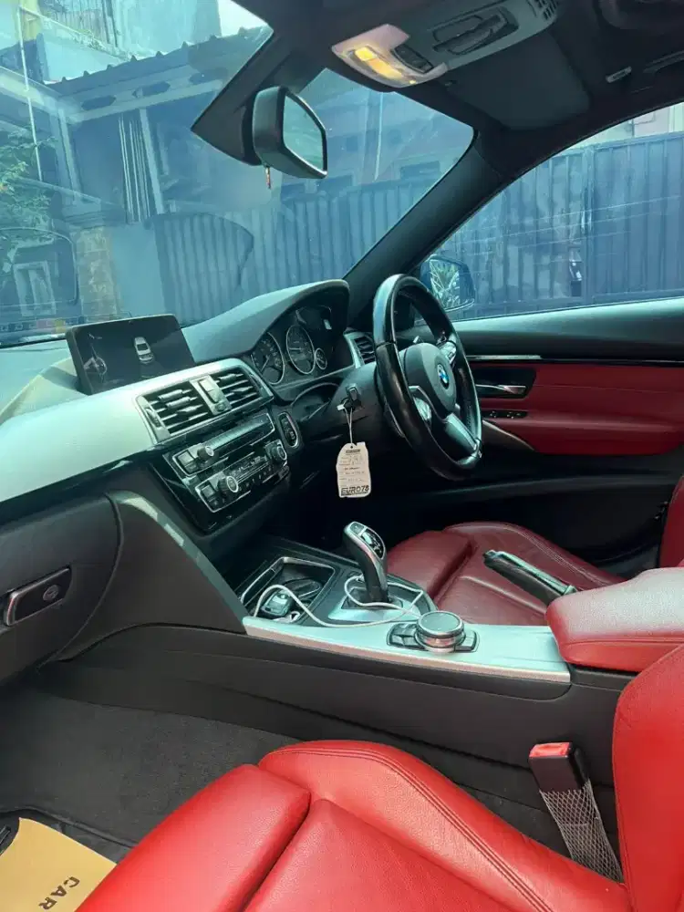 Mobil Sedan BMW 330i 2000 CC