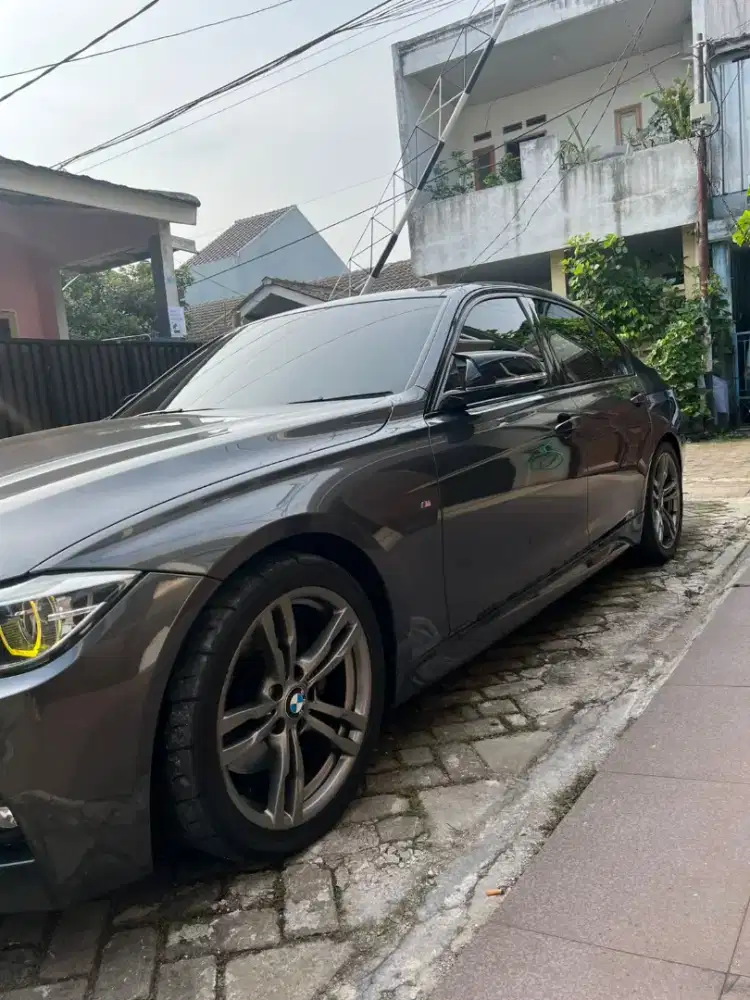 Mobil Sedan BMW 330i 2000 CC