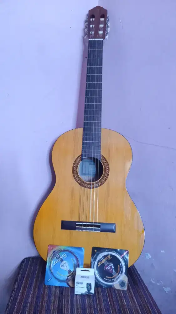 YAMAHA GITAR CLASSIC C315 + senar + Tunner clip on