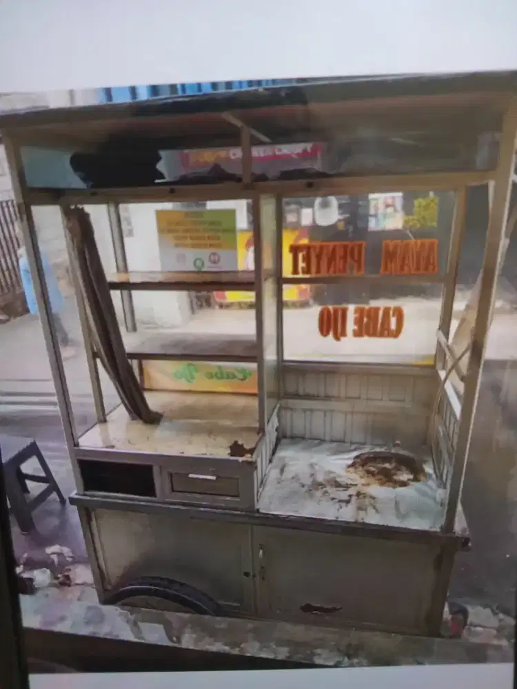 Jual gerobak+ meja dengan harga 700 net