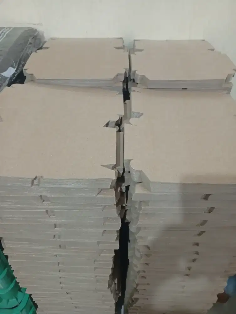 DIBUTUHKAN KARYAWAN PRIA / WANITA UNTUK PACKING ONLINESHOP