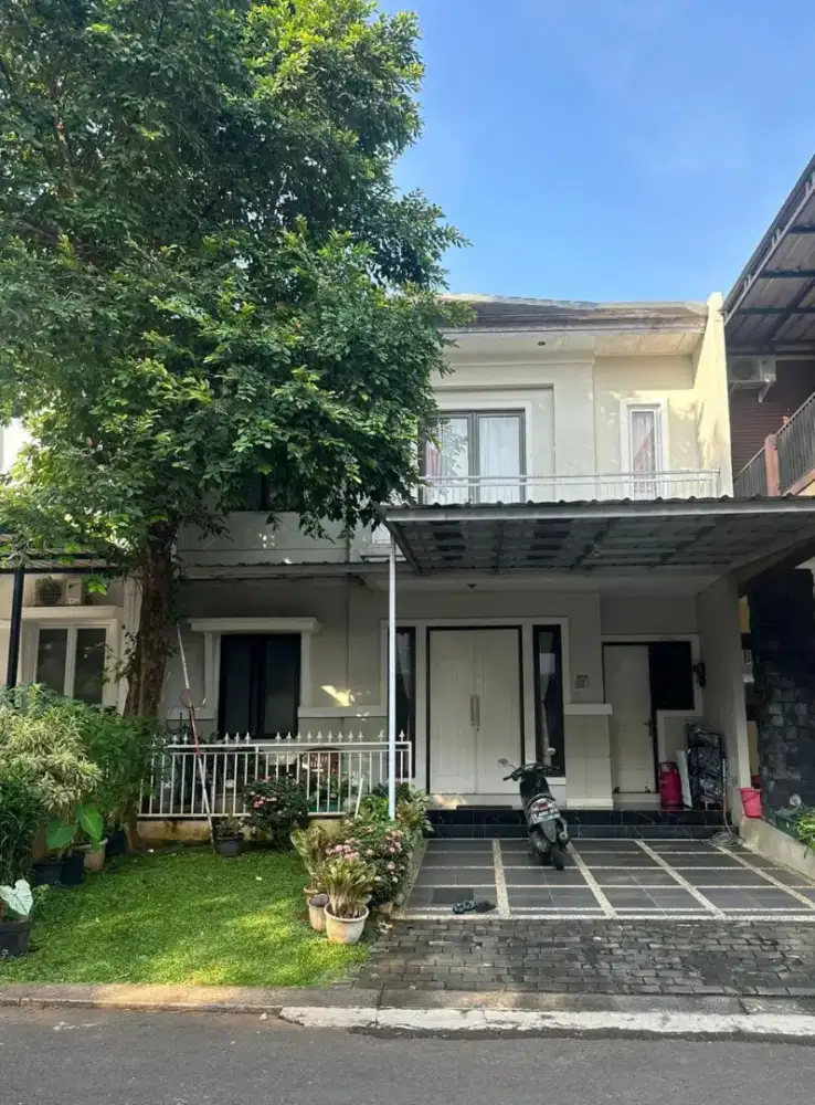 Rumah kota wisata Cibubur cantik siap huni. Jual cepat