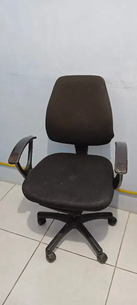 Kursi Kantor dan Kipas Angin