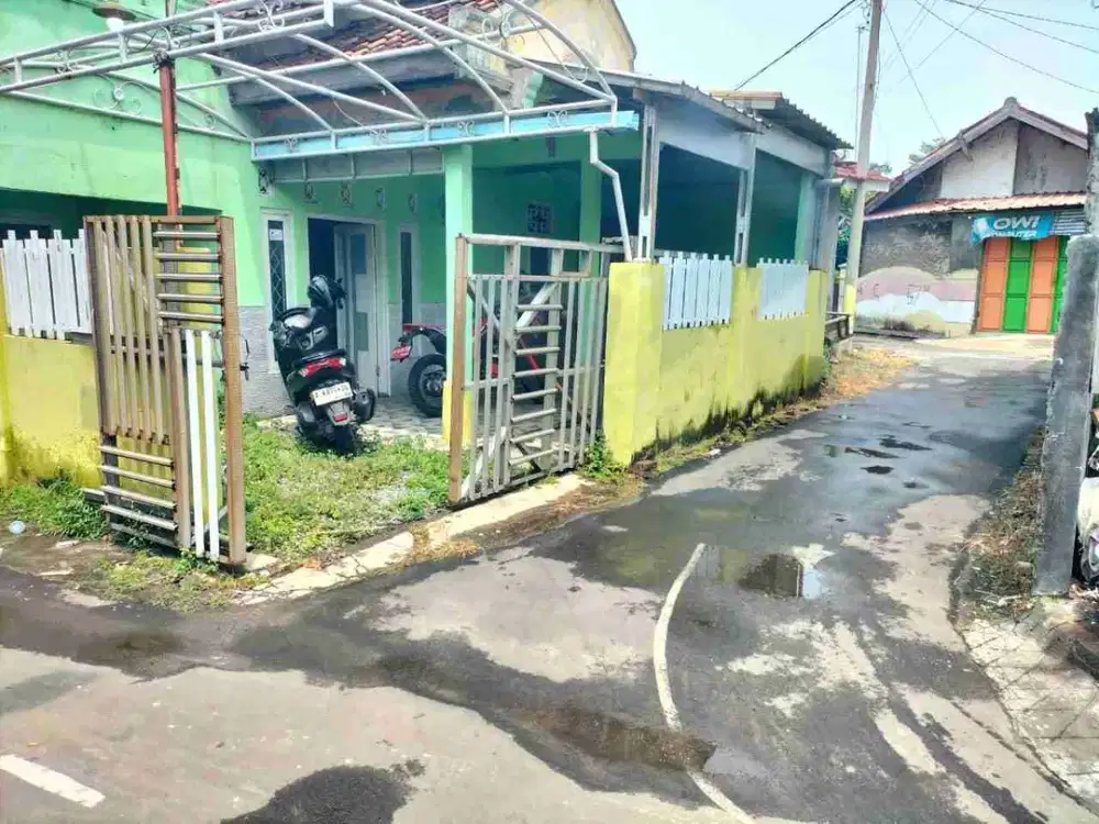 rumah kampung pinggir jalan aspal kota serang