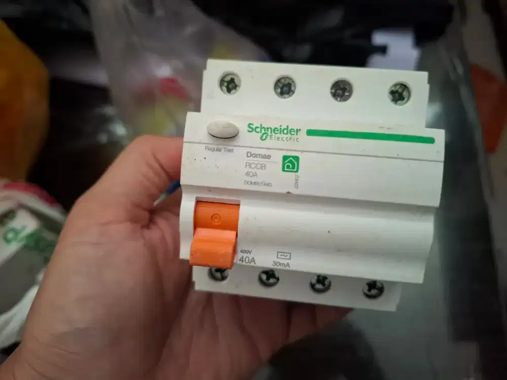 RCCB 4P 40A dan ELCB 2P 10A merek schneider dan soket relay