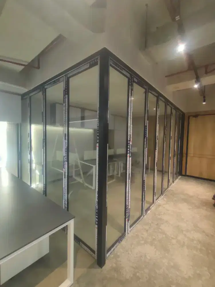 Pemasangan partisi alumunium kaca