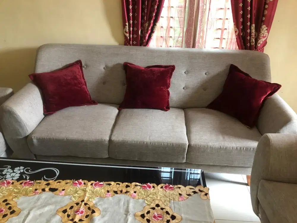 Dijual Sepaket Sofa dan Meja.