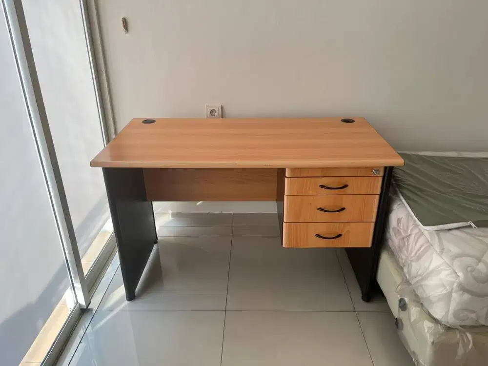 Meja Kantor terbuat dari kayu