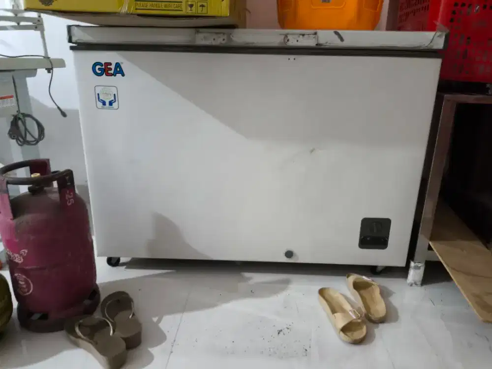 Kulkas chest freezee GEA 300Liter