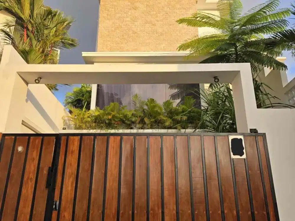 Dijual Rumah Semi Villa Mewah 3 Lantai di Kawasan Elite Pecatu Indah Resort