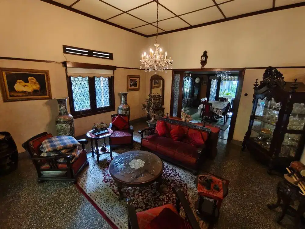 Dijual Rumah Heritage di Area komersial Sayap Riau dekat Taman Cilaki Bandung