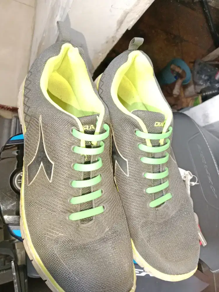 sepatu diadora bekas