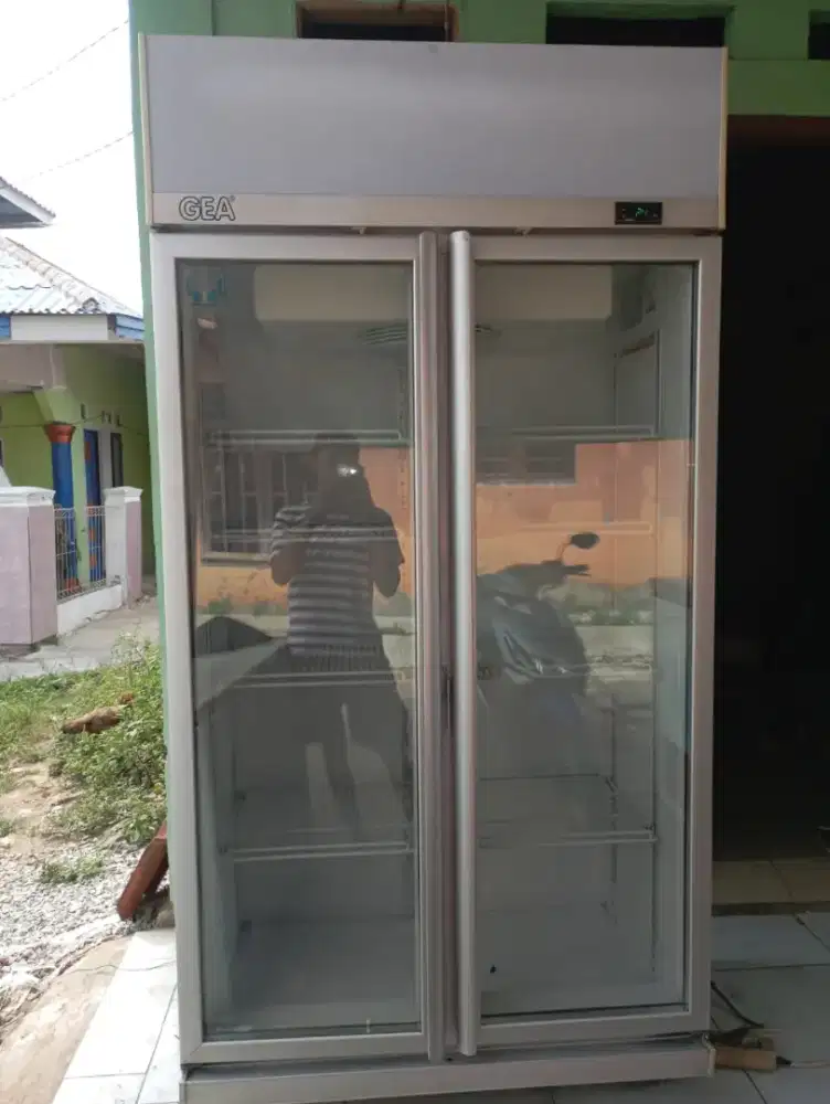 Jual showcase 2 pintu merek GEA kondisi barang normal siap pakai