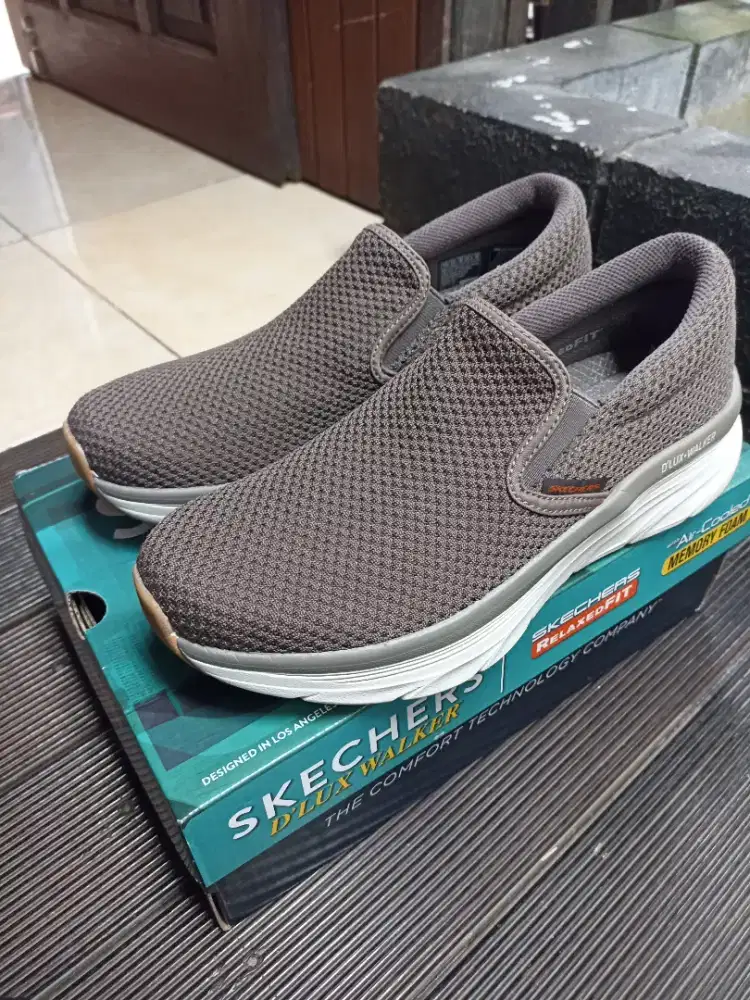 Sepatu SKECHERS D'LUX WALKER