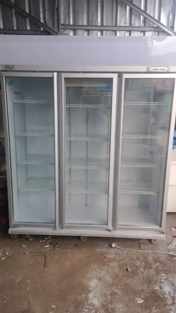 Jual showcase 3 pintu merek GEA kapasitas 1500 L kondisi normal