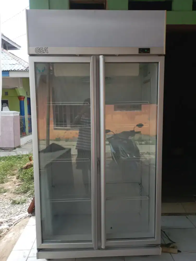 Jual showcase 2 pintu merek GEA dan RSA kondisi normal