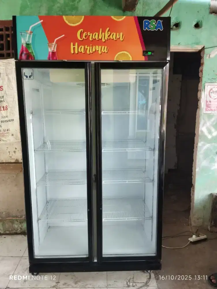 Jual showcase 2 pintu merek GEA dan RSA kondisi normal