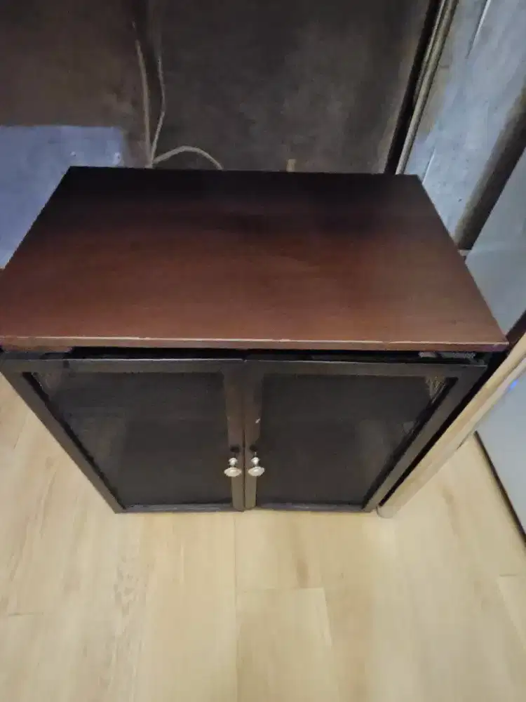 Lemari Baja Hitam kombinasi kayu