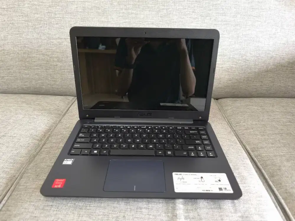 DIJUAL Asus E402W | AMD E2-6110 | RAM DDR3 4GB | SSD 128GB | Layar 14