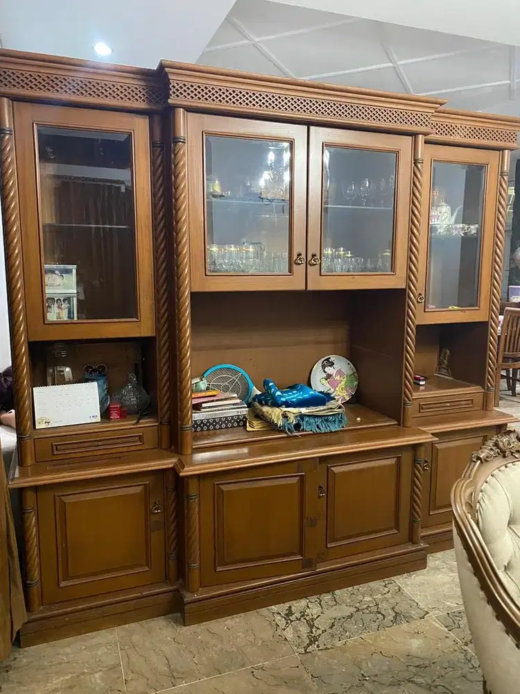 Kabinet ruang tv atau ruang keluarga