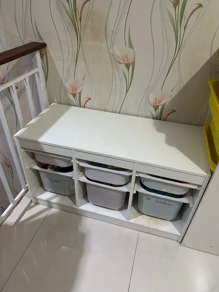 Meja penyimpanan trofast