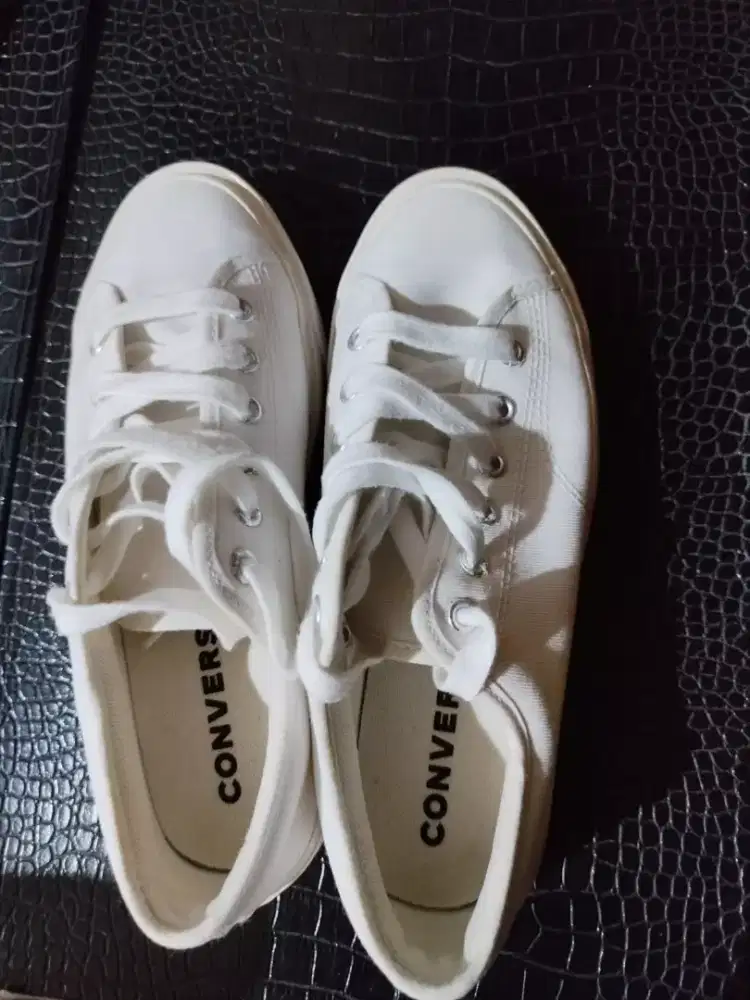 Sepatu converse putih