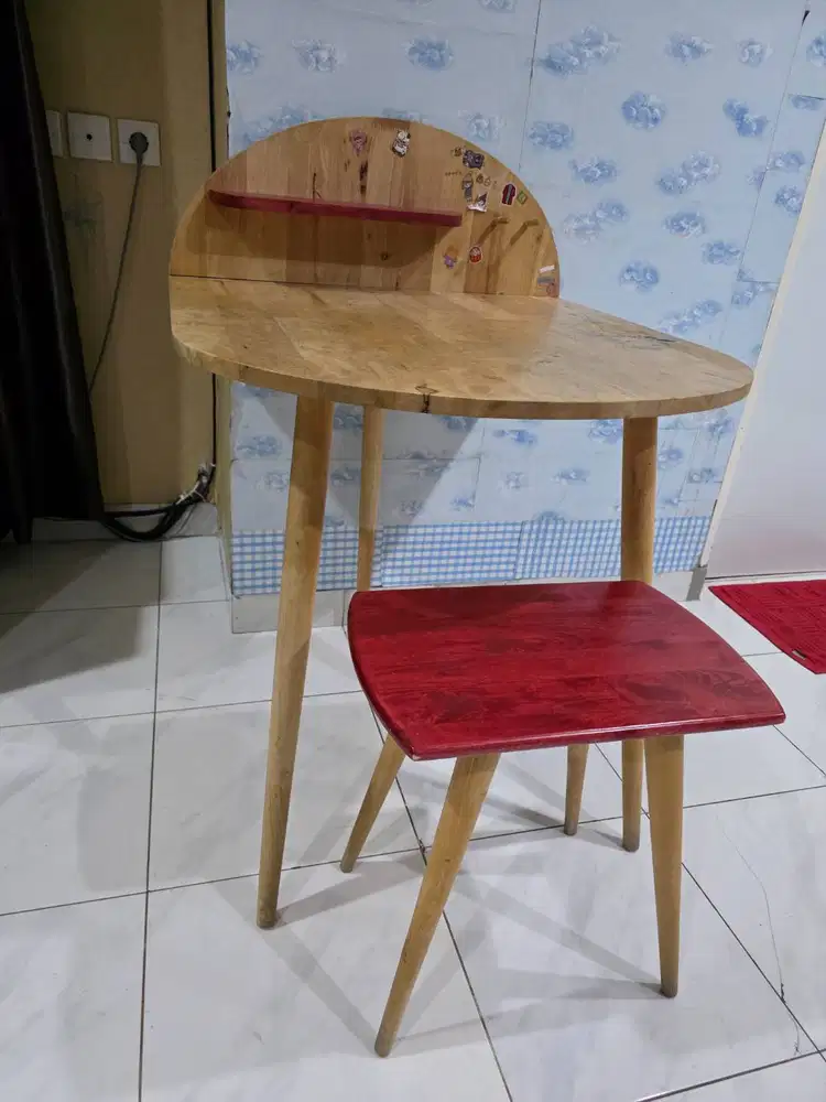 Meja belajar dengan kursi