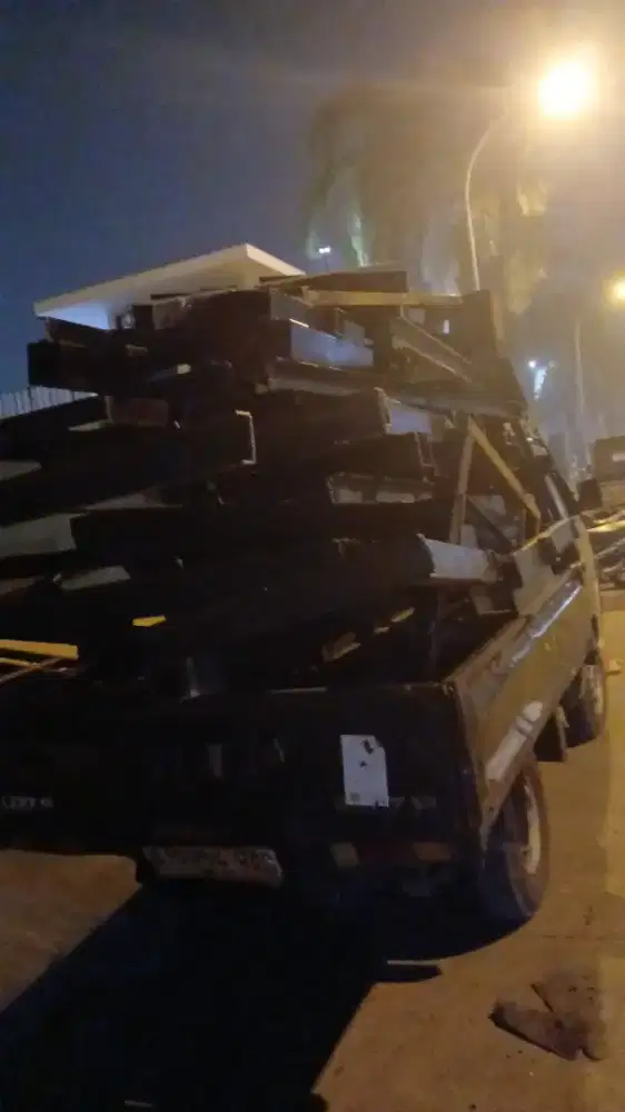 Menerima bongkaran gudang