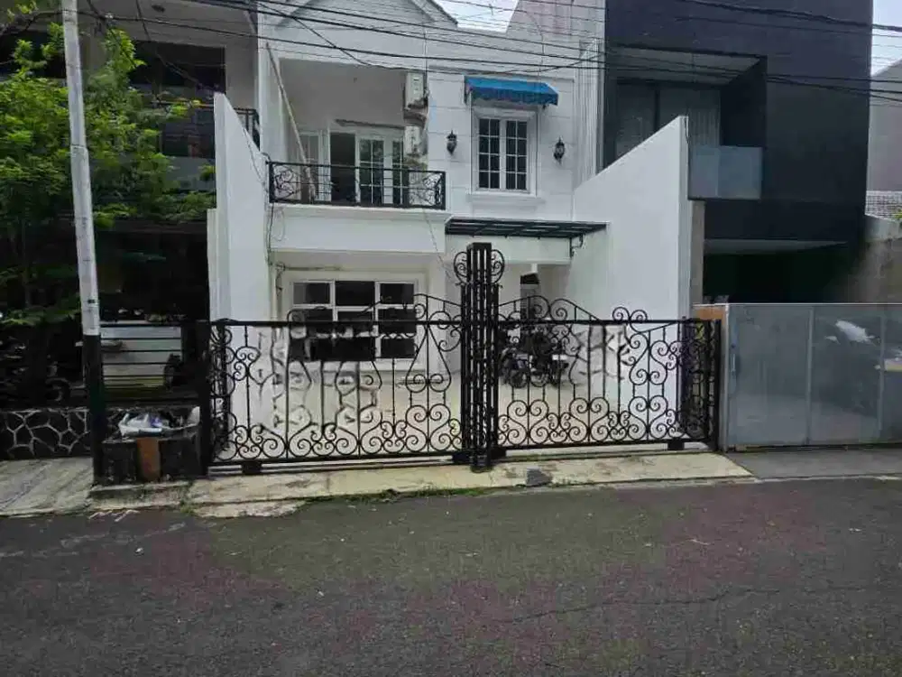 FOR SALE RUMAH SIAP HUNI DEPAN TAMAN DI PONDOK INDAH KEBAYORAN LAMA JAKARTA SELATAN 
SHM
Luas Tanah  133m²
Luas Bangunan  200m²
Dimensi ± 20.5x 6.5m²
Kamar Tidur 3
Kamar Mandi 2
2 lantai
Listrik 3500
Carport 2 mobil
Depan taman
Harga Rp. 7.5 M nego