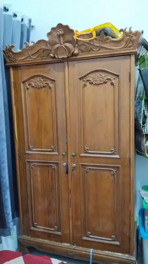Lemari baju jati ukir 2 pintu