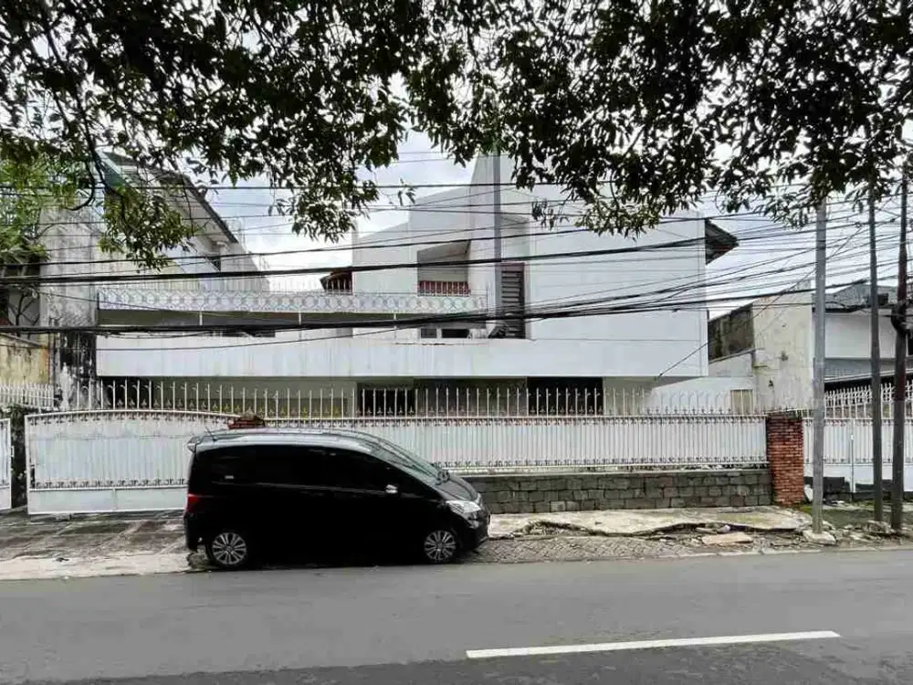 DI JUAL RUMAH  HITUNG TANAH DI JL DARMAWANGSA KEBAYORAN BARU  (2 ARAH) JAKARTA SELATAN 
‎ SHM 
‎Luas tanah : +-500 m²
‎Luas bangunan : +- 450 m²
‎Kamar tidur : 4+2 
‎Kamar mandi :4+1 
‎Dapur bersih 
‎Dapur kotor 
‎Lantai : 2 
‎Carpot : 2
‎Garansi : 4
‎Har
