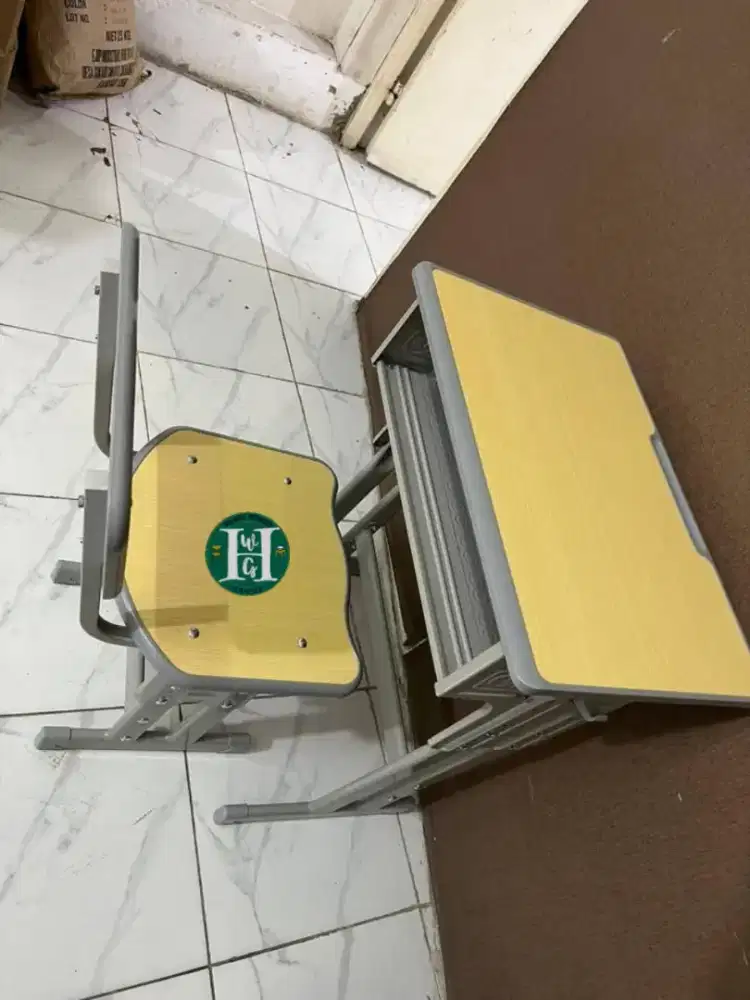 Meja kursi kantor/sekolah