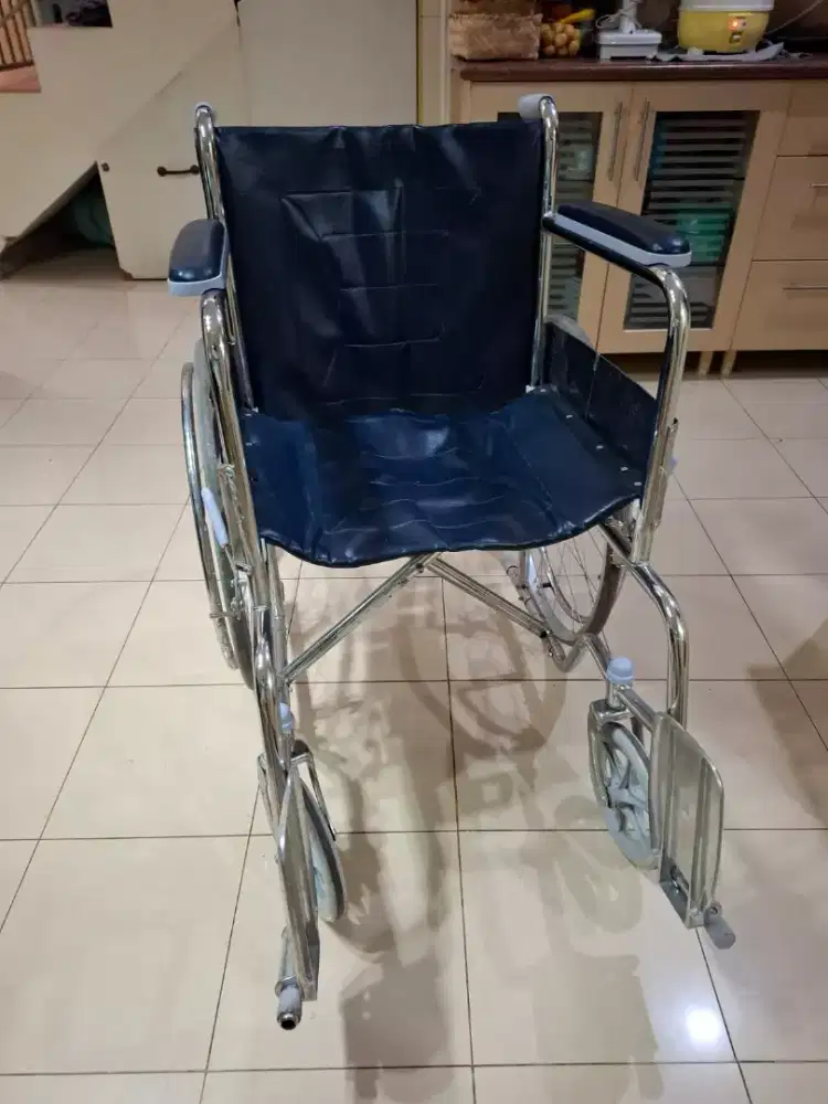 Kursi Roda hitam merek GEA