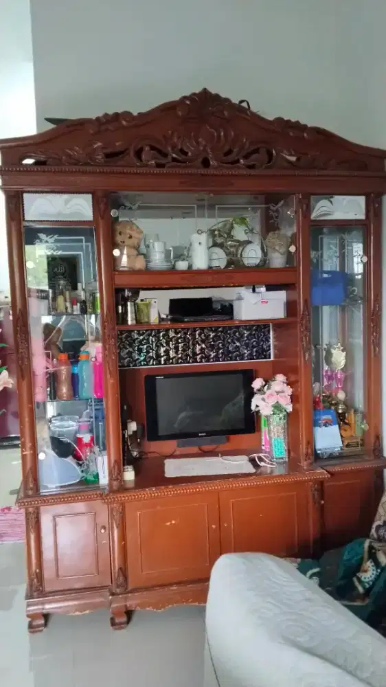 Lemari kaca pajangan