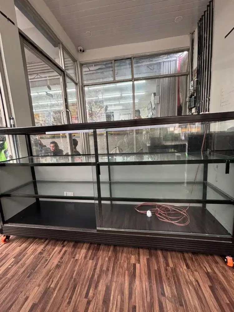 Nego sampai deal bosku... !! Etalase kaca rangka besi