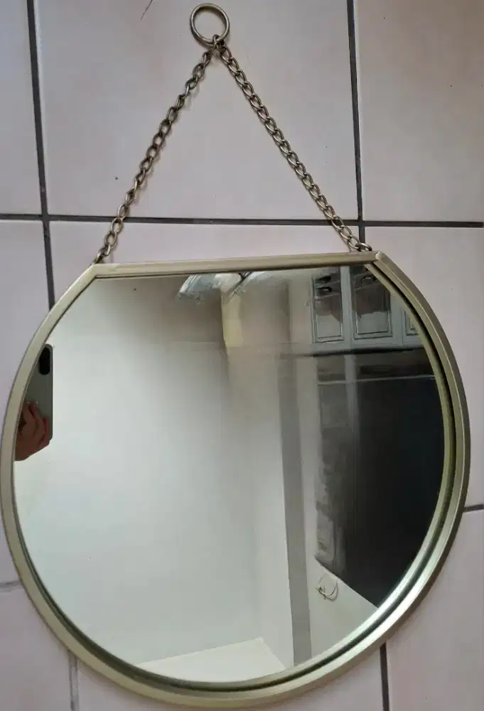 Kaca Gantung Dinding