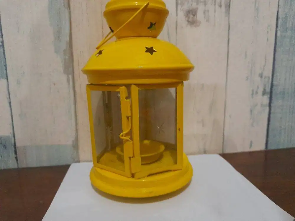 Lantern lilin kuning
