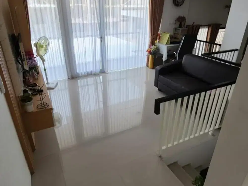 Dijual rumah citra 8 3lantai kt4+1 rapi siap huni