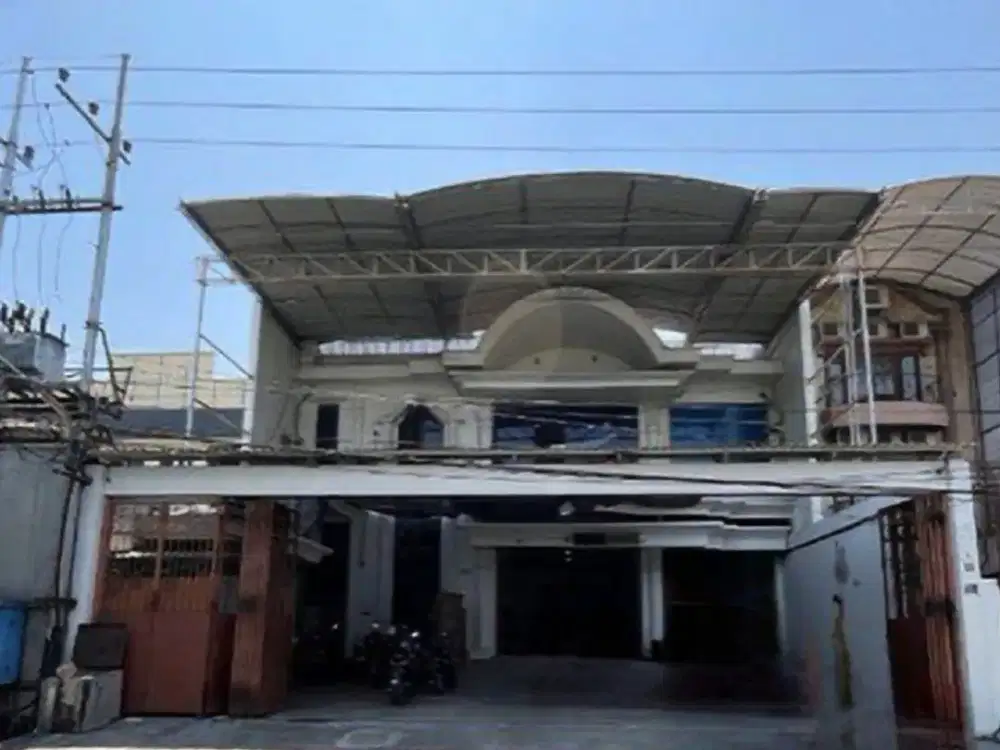 Rumah Jalan Biliton STRATEGIS, ISTIMEWA CARPORT 10 MOBIL