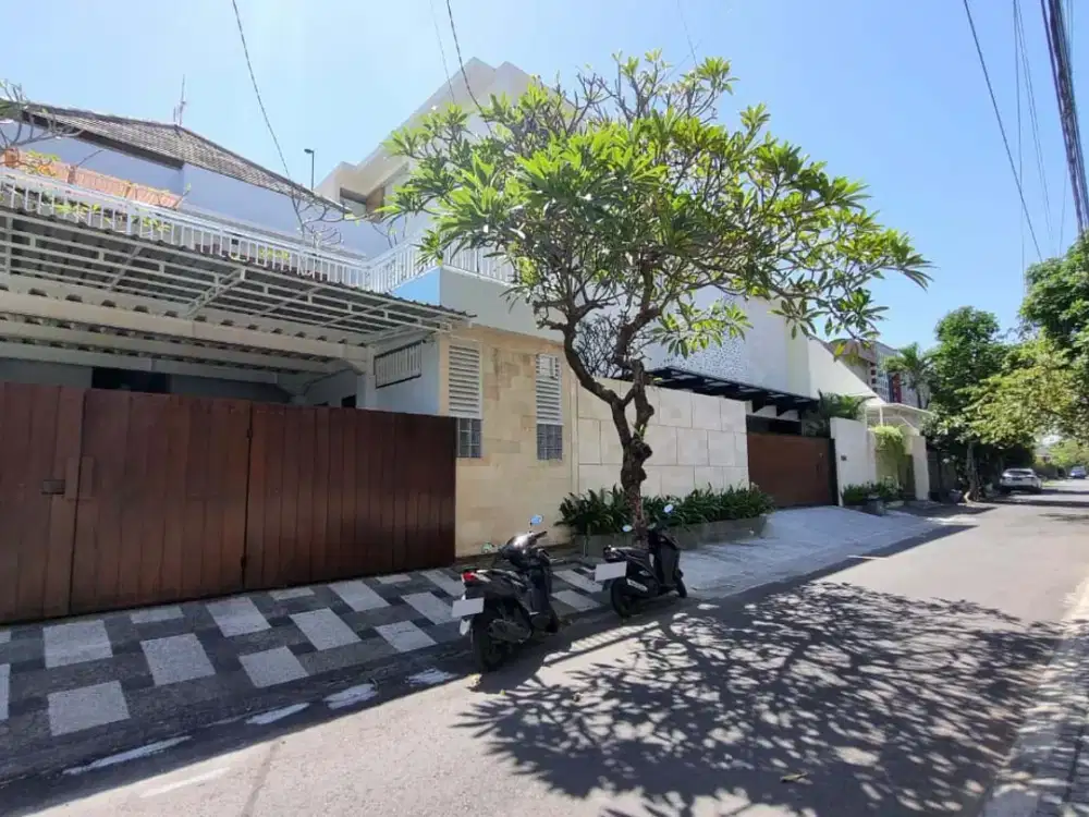 Rumah 2 Lantai di Kawasan Elite Renon