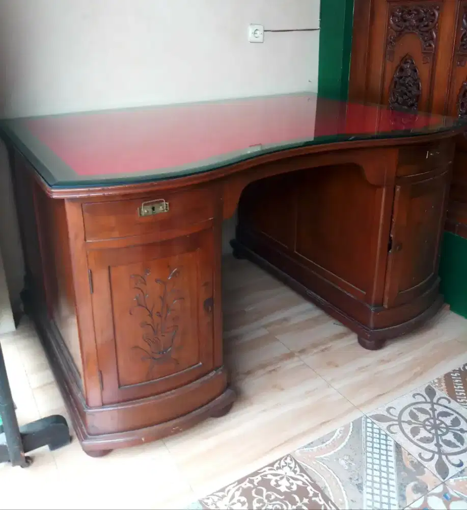 Meja Kantor Antik