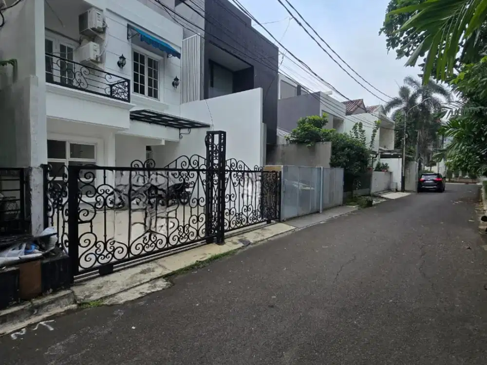 FOR SALE RUMAH SIAP HUNI DEPAN TAMAN DI PONDOK INDAH KEBAYORAN LAMA JAKARTA SELATAN