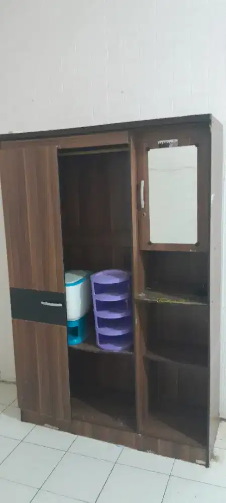 Lemari baju masih layak pakai