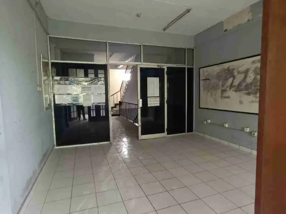 ruko cocok untuk kantor ,toko ,kuliner strategis jalan bisa 2 arah area perkantoran ,kos , negotiable