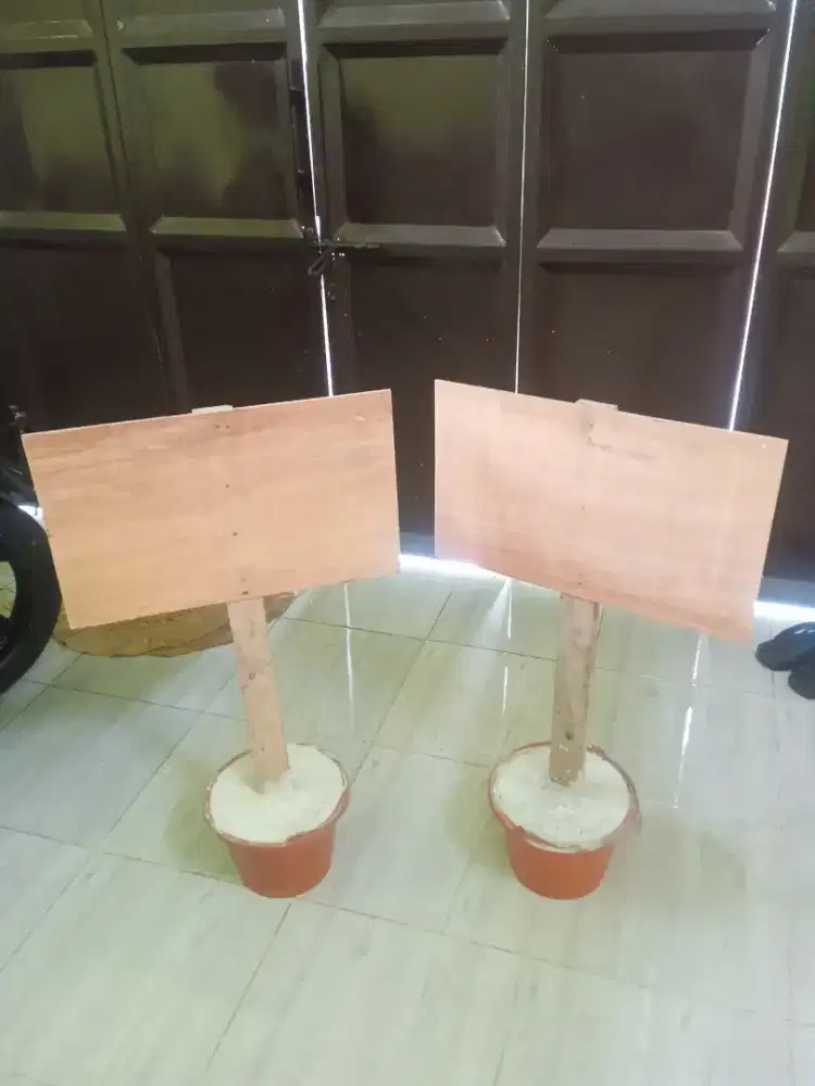 Plang dilarang parkir