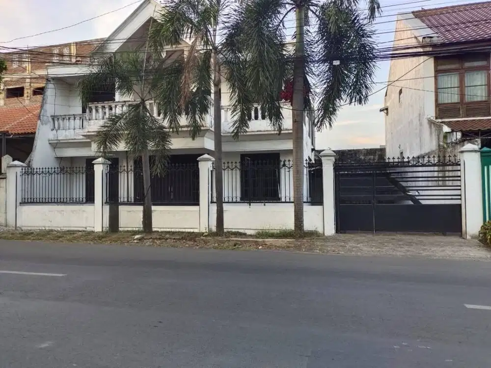 Dijual Rumah Ketintang Madya 2 Lantai Siap Huni Cocok untuk Usaha