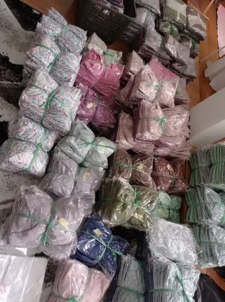 Diborongkan, jual macam macam baju, jual murah karena toko sudah tutup