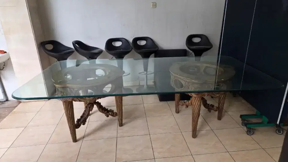 Meja kaca dengan kaca tebal